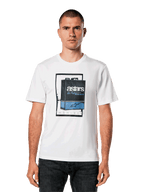 Alpinestars Galun CSF Tee, maglietta bianca a maniche corte, grafica vintage di una tanica di benzina blu e nera con logo Astars e numeri romani MCMLXIII, streetwear casual motorsport
