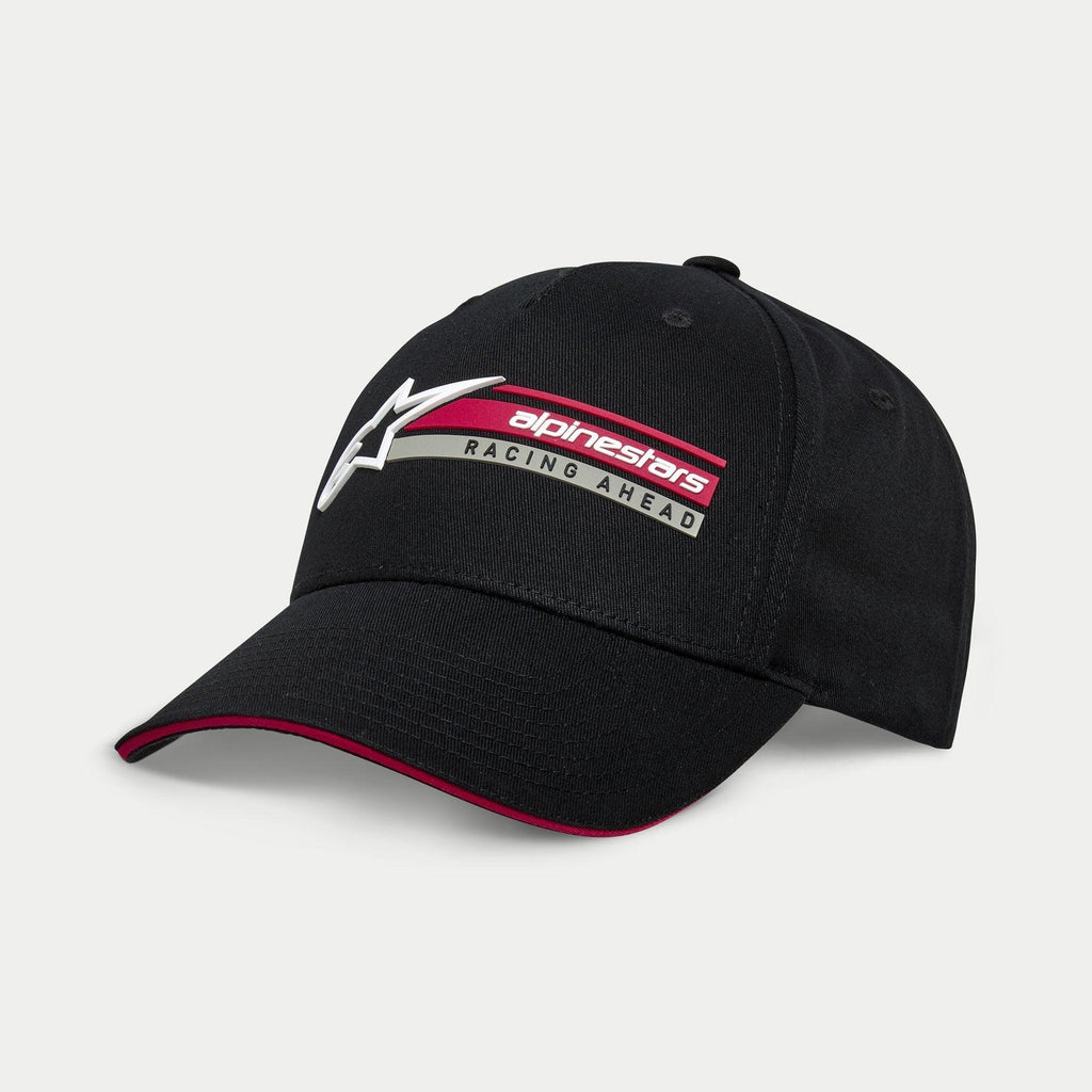Cappello Alpinestars Par, snapback sportivo nero, con logo 3D bianco e barra grafica rossa e grigia con scritta 'Racing Ahead', visiera curva con dettaglio sandwich rosso, design in twill di cotone strutturato