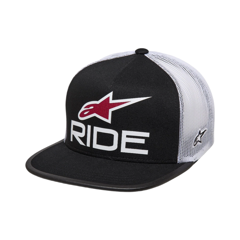 Cappello Alpinestars Ride 4.0 Trucker, nero e bianco con accenti rossi, retro in rete di poliestere bianca, visiera piatta nera, logo RIDE in 3D e simbolo Astars rosso sul davanti, copricapo casual ispirato al motorsport