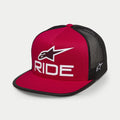 Cappello Trucker Alpinestars Ride 4.0, rosso e nero, visiera piatta con corona strutturata, logo Ride bianco stampato in 3D e stella Alpinestars sul davanti, retro in rete nera con logo laterale ricamato in bianco, stile streetwear casual