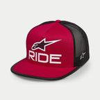 Cappello Trucker Alpinestars Ride 4.0, rosso e nero, visiera piatta con corona strutturata, logo Ride bianco stampato in 3D e stella Alpinestars sul davanti, retro in rete nera con logo laterale ricamato in bianco, stile streetwear casual