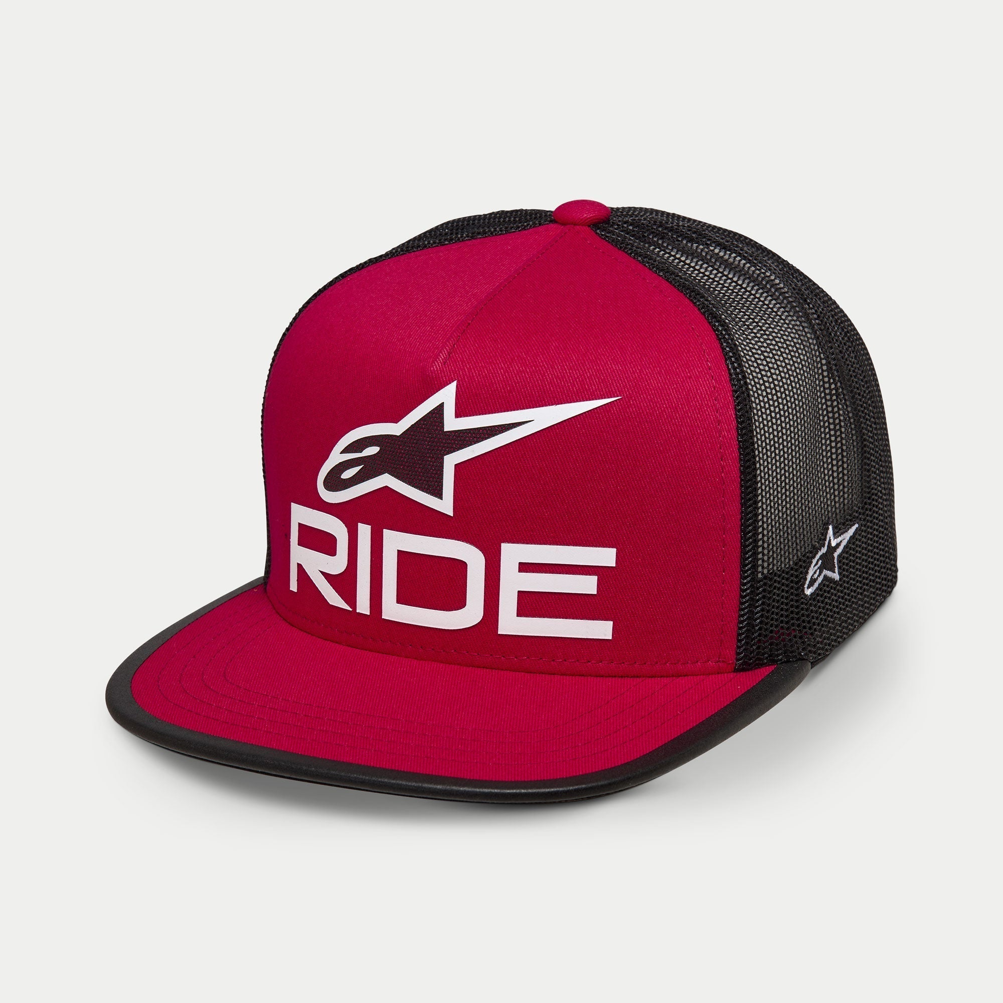 Cappello Trucker Alpinestars Ride 4.0, rosso e nero, visiera piatta con corona strutturata, logo Ride bianco stampato in 3D e stella Alpinestars sul davanti, retro in rete nera con logo laterale ricamato in bianco, stile streetwear casual