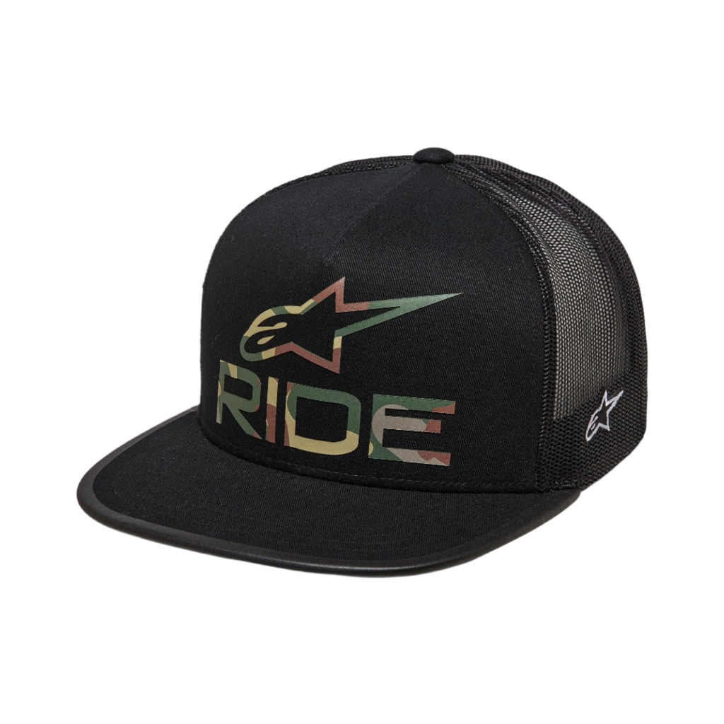 Cappello Alpinestars Ride 4.0 Camo Trucker, nero, con logo Alpinestars camouflage e scritta RIDE sul davanti, visiera piatta, corona strutturata, retro in rete nera traspirante, design casual ispirato al motorsport