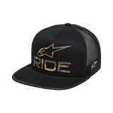 Cappello Alpinestars Ride 4.0 Camo Trucker, nero, con logo Alpinestars camouflage e scritta RIDE sul davanti, visiera piatta, corona strutturata, retro in rete nera traspirante, design casual ispirato al motorsport