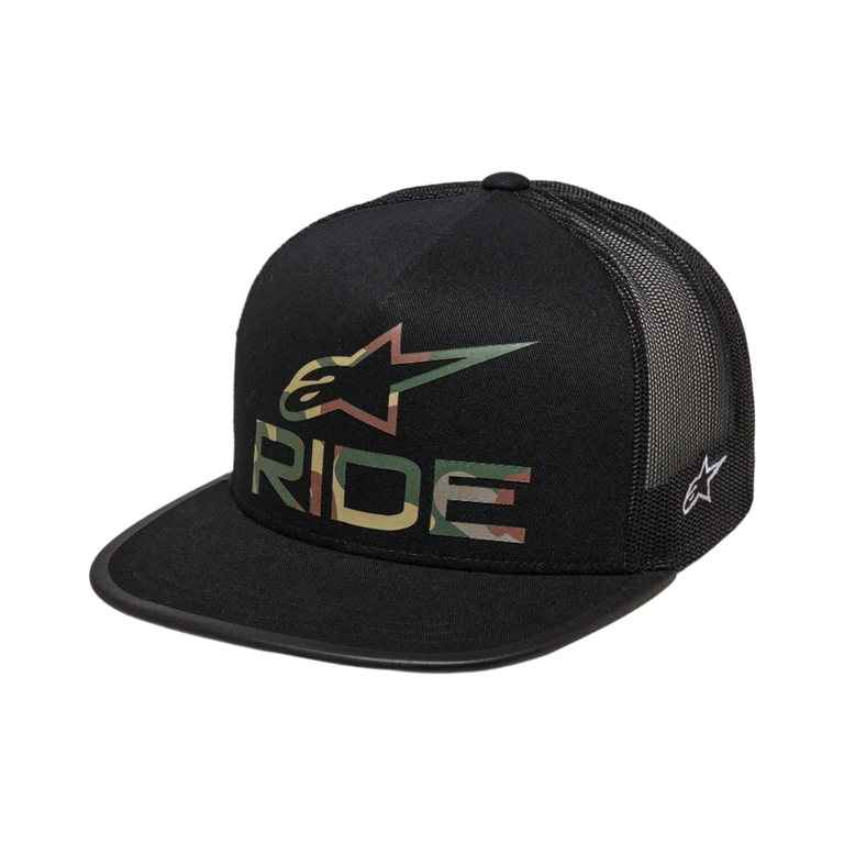 Cappello Alpinestars Ride 4.0 Camo Trucker, nero, con logo Alpinestars camouflage e scritta RIDE sul davanti, visiera piatta, corona strutturata, retro in rete nera traspirante, design casual ispirato al motorsport