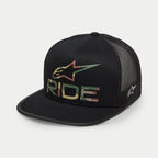 Alpinestars Ride 4.0 Camo Trucker Hat, cappello nero stile trucker, logo RIDE e stella con stampa mimetica sul davanti, retro in rete nera, visiera piatta, ricamo laterale bianco, copricapo casual ispirato al motorsport