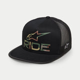 Alpinestars Ride 4.0 Camo Trucker Hat, cappello nero stile trucker, logo RIDE e stella con stampa mimetica sul davanti, retro in rete nera, visiera piatta, ricamo laterale bianco, copricapo casual ispirato al motorsport