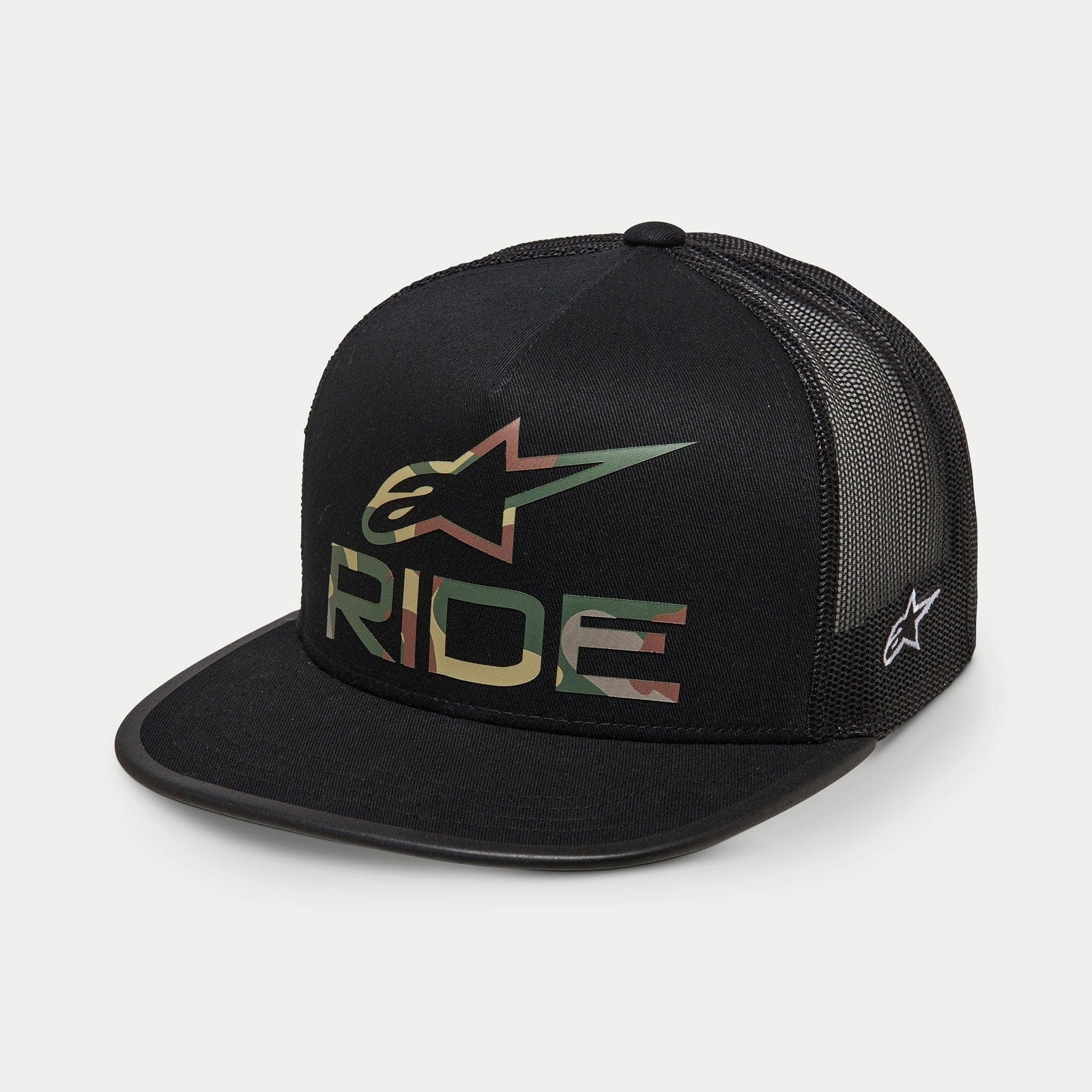 Alpinestars Ride 4.0 Camo Trucker Hat, cappello nero stile trucker, logo RIDE e stella con stampa mimetica sul davanti, retro in rete nera, visiera piatta, ricamo laterale bianco, copricapo casual ispirato al motorsport