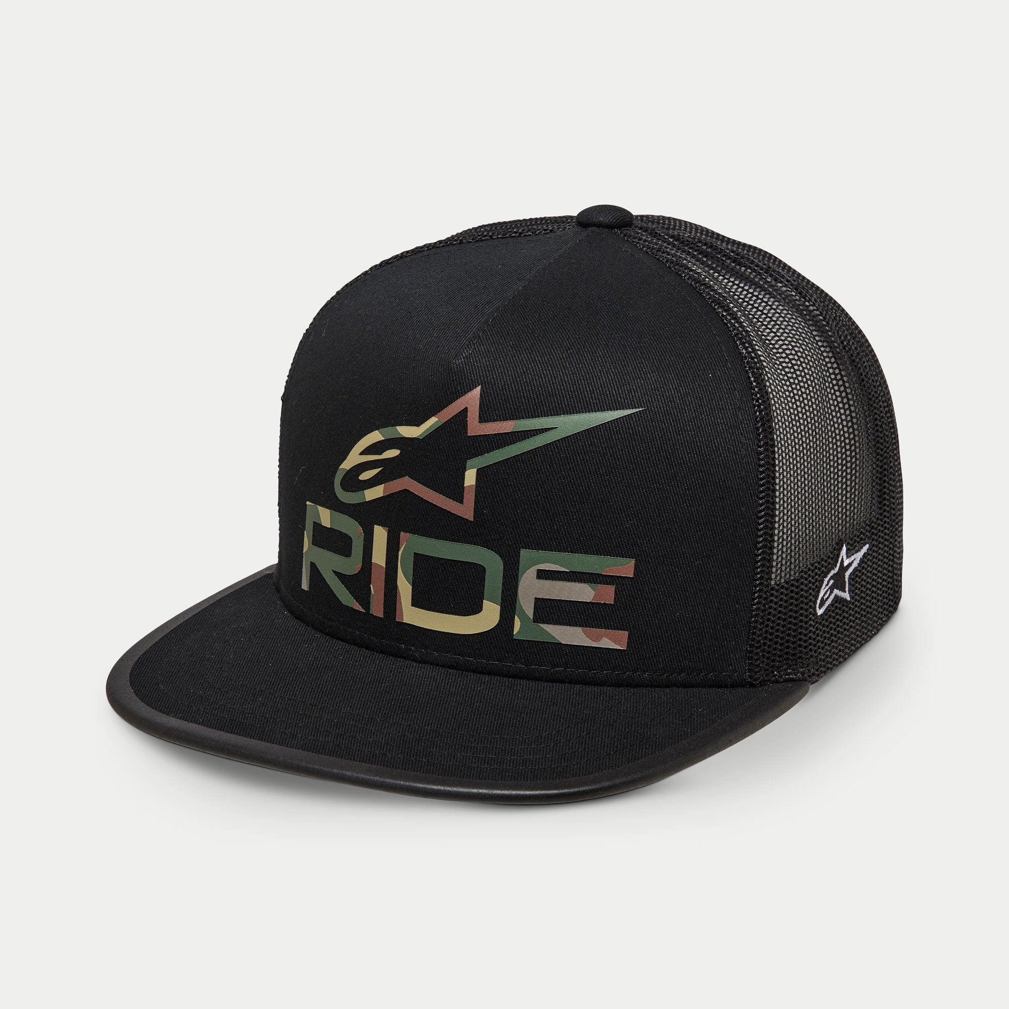 Alpinestars Ride 4.0 Camo Trucker Hat, cappello nero stile trucker, logo RIDE e stella con stampa mimetica sul davanti, retro in rete nera, visiera piatta, ricamo laterale bianco, copricapo casual ispirato al motorsport
