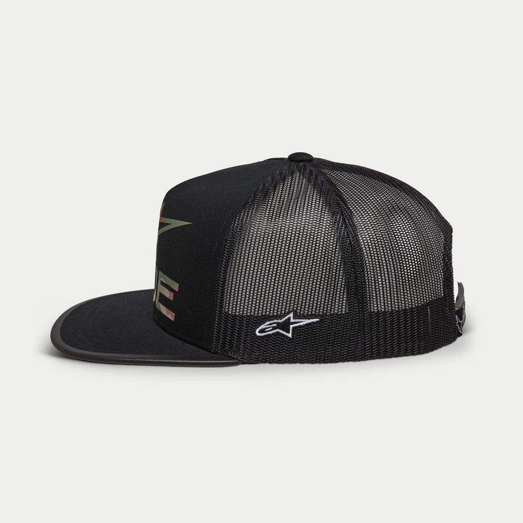 Cappello Alpinestars Ride 4.0 Camo Trucker, nero, vista di profilo laterale, con parte frontale in twill e retro in mesh di poliestere, logo ricamato bianco sul lato, visiera piatta con bordo a stampa camo, copricapo casual ispirato al motorsport