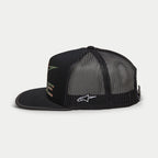 Cappello Alpinestars Ride 4.0 Camo Trucker, nero, vista di profilo laterale, con parte frontale in twill e retro in mesh di poliestere, logo ricamato bianco sul lato, visiera piatta con bordo a stampa camo, copricapo casual ispirato al motorsport
