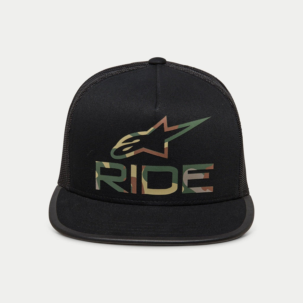 Alpinestars Ride 4.0 Camo Trucker Hat, cappello snapback nero stile trucker, con logo con motivo mimetico e scritta 'RIDE' su corona strutturata, visiera piatta, retro in mesh nero traspirante, design casual ispirato al motorsport