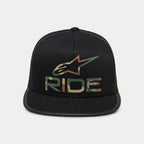 Alpinestars Ride 4.0 Camo Trucker Hat, cappello snapback nero stile trucker, con logo con motivo mimetico e scritta 'RIDE' su corona strutturata, visiera piatta, retro in mesh nero traspirante, design casual ispirato al motorsport