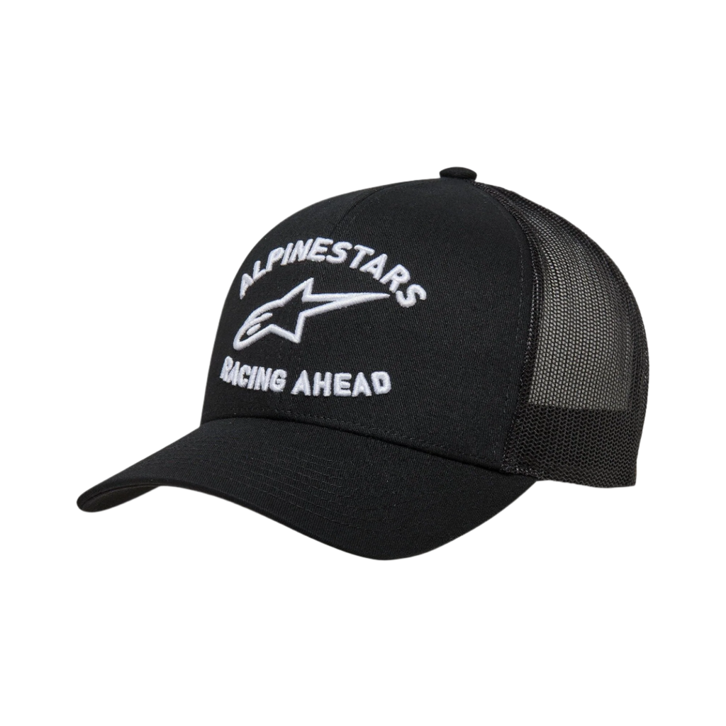 Cappello Alpinestars Triple Trucker, cappellino trucker nero con visiera curva e retro in rete, ricamo 3D bianco con scritta 'Alpinestars Racing Ahead' e logo, copricapo casual ispirato al motorsport