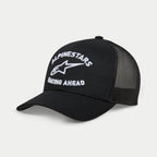 Cappello Alpinestars Triple Trucker, cappellino trucker nero, visiera curva, ricamo 3D bianco con logo 'ALPINESTARS' e 'RACING AHEAD', pannello frontale in twill e pannelli posteriori in rete, abbigliamento casual da motorsport