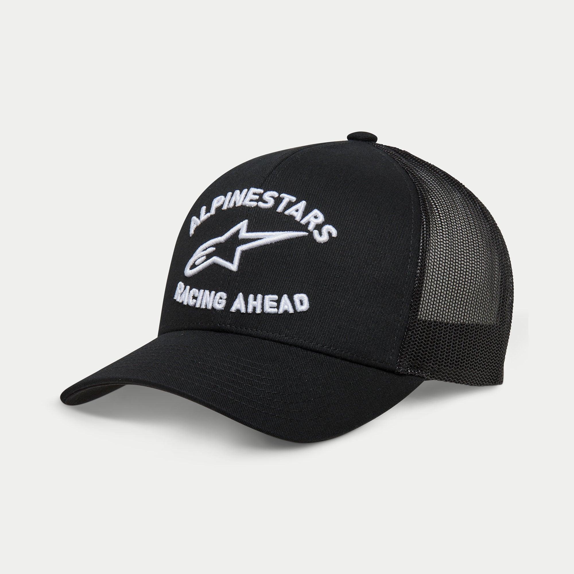 Cappello Alpinestars Triple Trucker, cappellino trucker nero, visiera curva, ricamo 3D bianco con logo 'ALPINESTARS' e 'RACING AHEAD', pannello frontale in twill e pannelli posteriori in rete, abbigliamento casual da motorsport