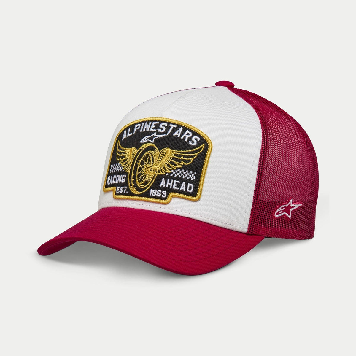 Cappello Alpinestars Heritage Patch Trucker, bianco e rosso, pannello frontale bianco strutturato con grande patch ricamata Alpinestars Racing Ahead, visiera curva rossa e retro in rete, logo a stella laterale, accessorio casual lifestyle