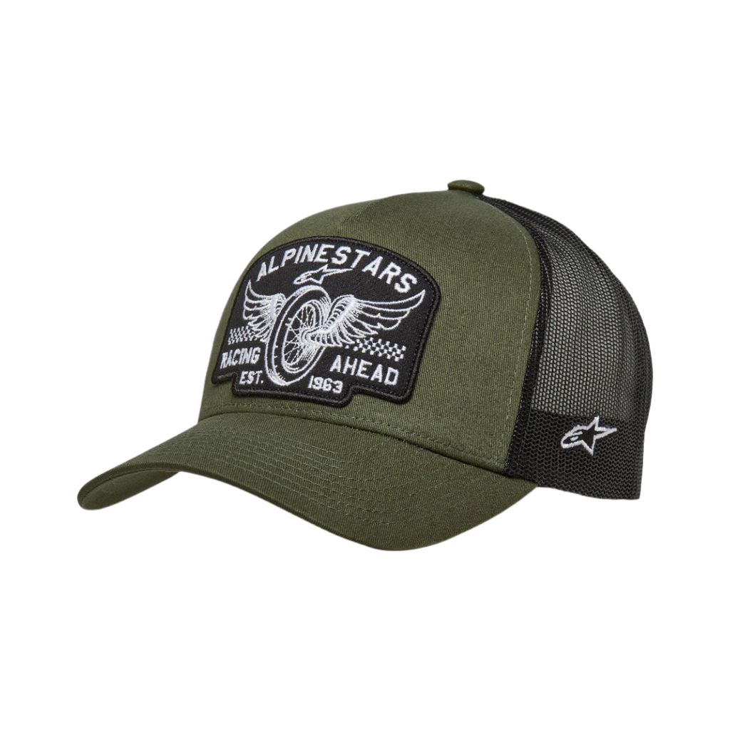 Cappello Alpinestars Heritage Patch Trucker, verde militare e nero, grande patch frontale ricamata con design a ruota alata "Alpinestars Racing Ahead", retro in rete nera traspirante con logo bianco laterale, visiera curva, copricapo casual da motorsport