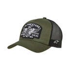 Cappello Alpinestars Heritage Patch Trucker, verde militare e nero, grande patch frontale ricamata con design a ruota alata "Alpinestars Racing Ahead", retro in rete nera traspirante con logo bianco laterale, visiera curva, copricapo casual da motorsport