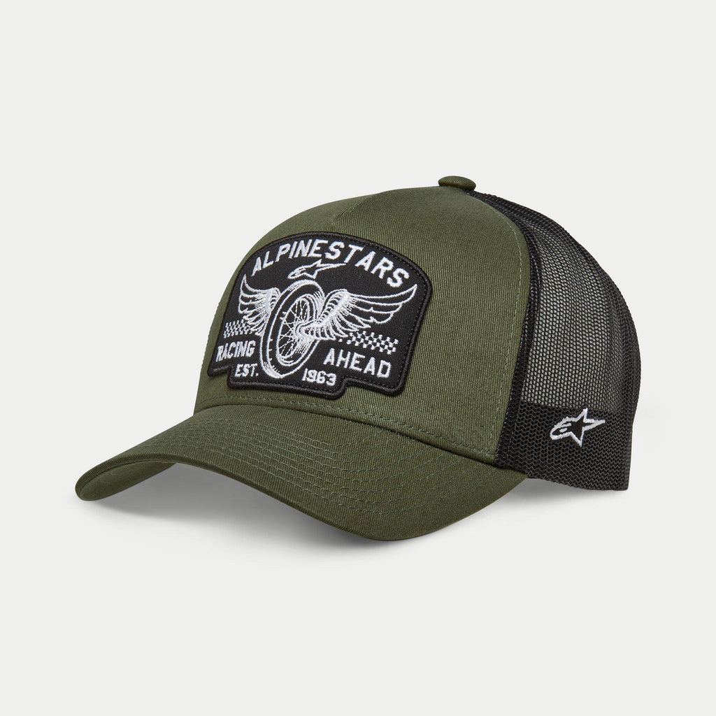 Cappello Alpinestars Heritage Patch Trucker, nero militare e verde oliva, visiera curva con corona strutturata, grande patch ricamata frontale con grafica di ruota di moto vintage e scritta 'Racing Ahead', retro in rete nera con logo Ageless bianco sul lato.