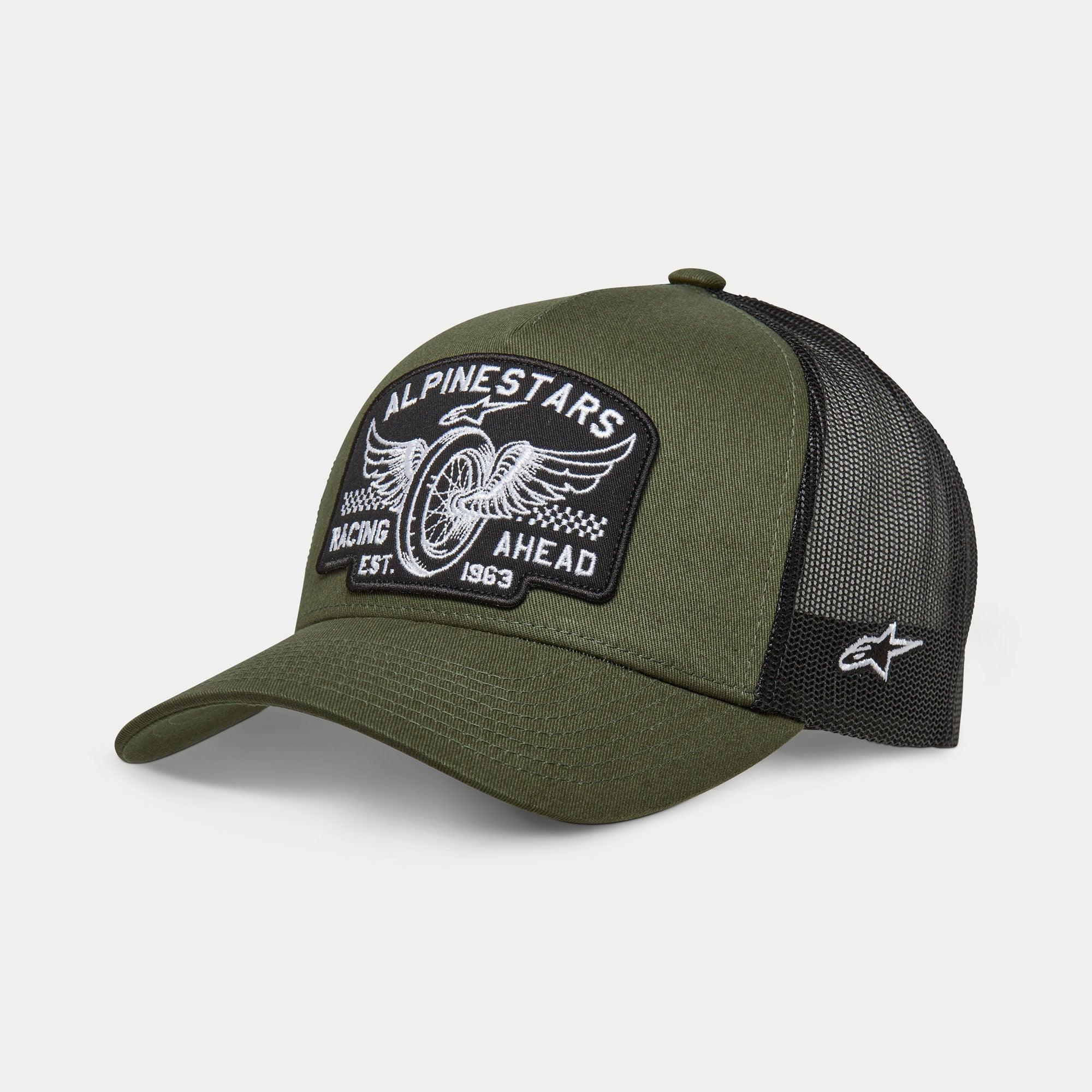 Cappello Alpinestars Heritage Patch Trucker, nero militare e verde oliva, visiera curva con corona strutturata, grande patch ricamata frontale con grafica di ruota di moto vintage e scritta 'Racing Ahead', retro in rete nera con logo Ageless bianco sul lato.