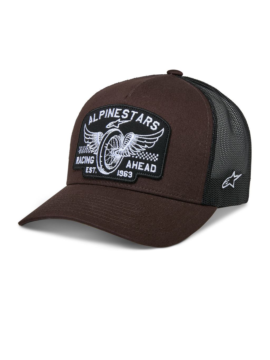 Alpinestars Heritage Patch Trucker Hat, marrone e nero, con una grande patch frontale con ricamo a ruota alata e scritta 'RACING AHEAD EST. 1963', retro in rete nera traspirante, visiera curva, logo a stella bianco laterale, copricapo casual ispirato al motorsport