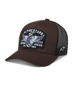 Alpinestars Heritage Patch Trucker Hat, marrone e nero, con una grande patch frontale con ricamo a ruota alata e scritta 'RACING AHEAD EST. 1963', retro in rete nera traspirante, visiera curva, logo a stella bianco laterale, copricapo casual ispirato al motorsport