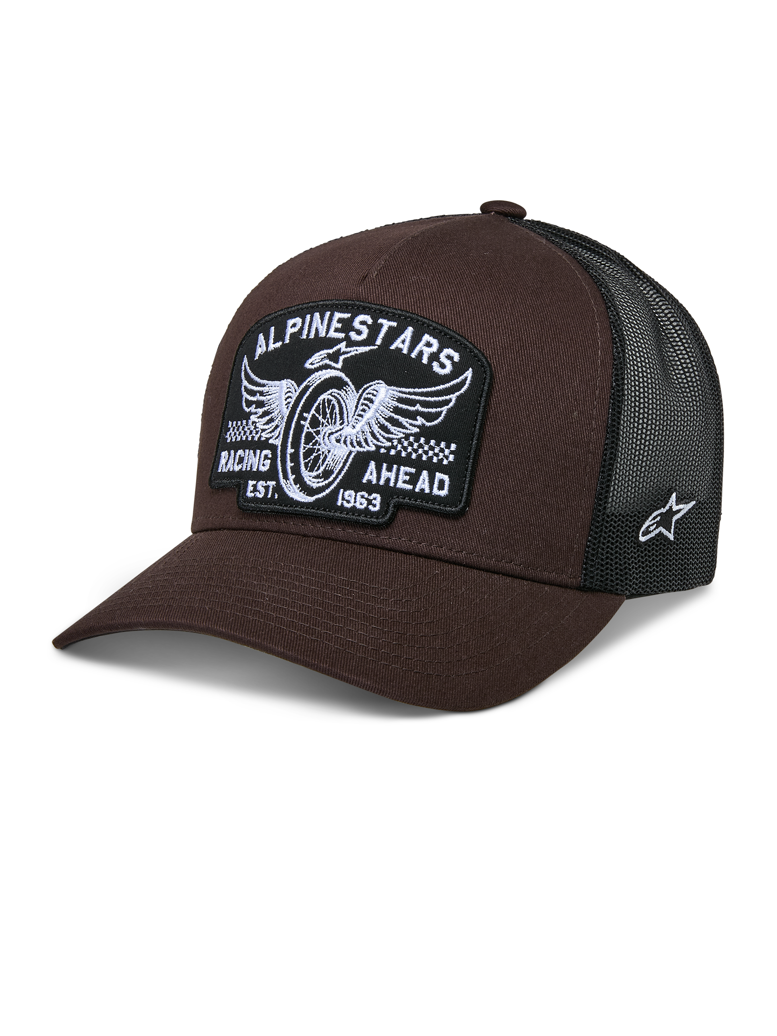 Alpinestars Heritage Patch Trucker Hat, marrone e nero, con una grande patch frontale con ricamo a ruota alata e scritta 'RACING AHEAD EST. 1963', retro in rete nera traspirante, visiera curva, logo a stella bianco laterale, copricapo casual ispirato al motorsport
