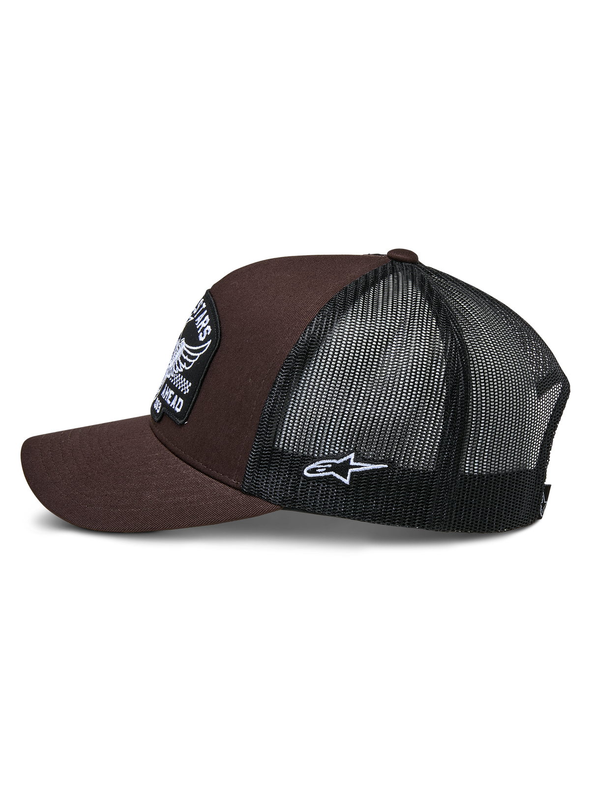 Cappello Trucker Alpinestars Heritage Patch, marrone e nero, vista laterale con parte anteriore in twill marrone e retro in rete nera, patch laterale con logo Ageless bianco, corona strutturata e visiera curva