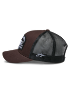 Cappello Trucker Alpinestars Heritage Patch, marrone e nero, vista laterale con parte anteriore in twill marrone e retro in rete nera, patch laterale con logo Ageless bianco, corona strutturata e visiera curva