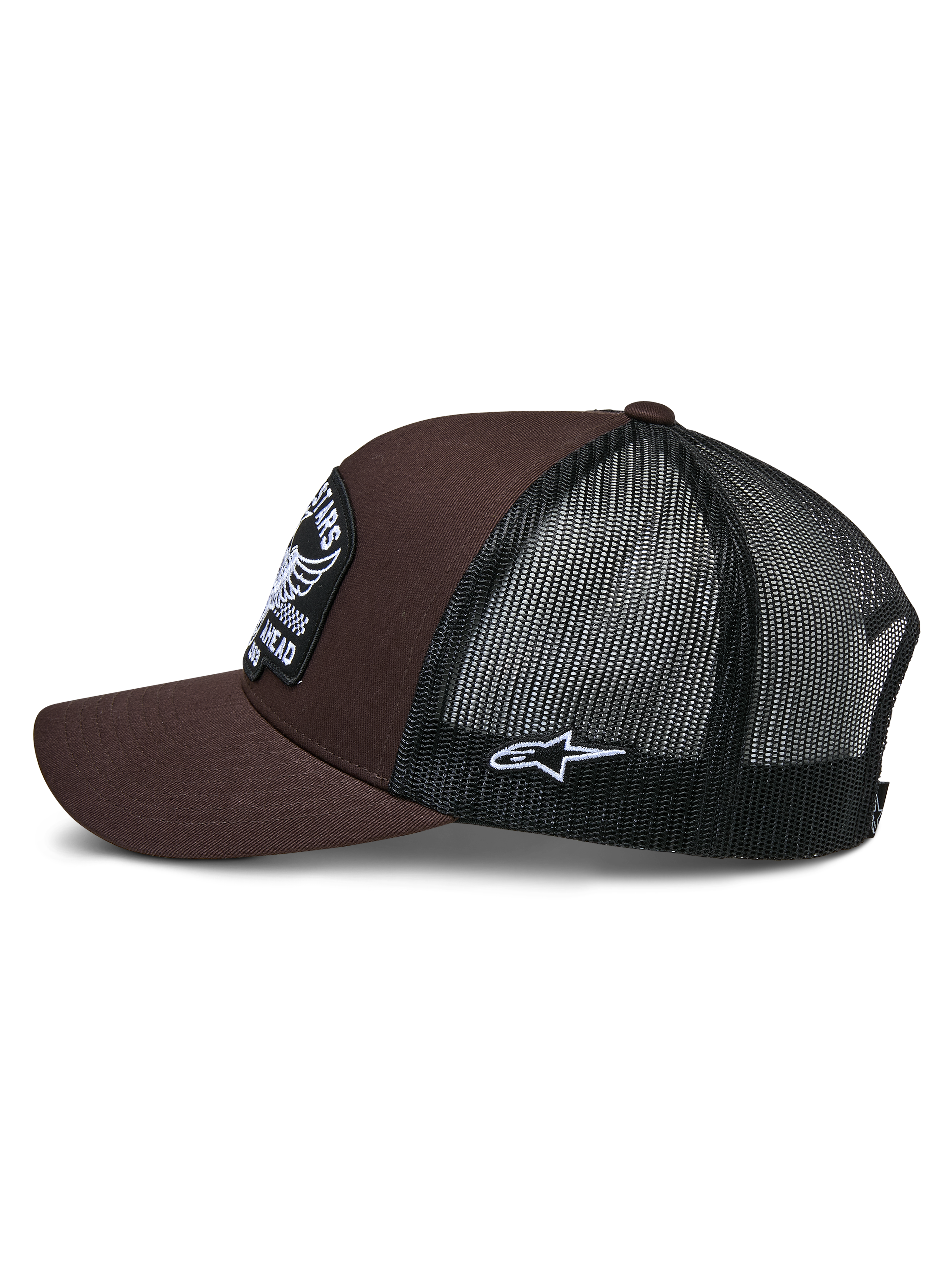 Cappello Trucker Alpinestars Heritage Patch, marrone e nero, vista laterale con parte anteriore in twill marrone e retro in rete nera, patch laterale con logo Ageless bianco, corona strutturata e visiera curva