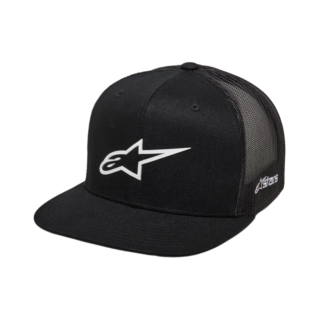Cappello Alpinestars 3D Ageless Trucker, nero con logo Alpinestars bianco, visiera piatta, corona strutturata, retro in rete nera, abbigliamento sportivo casual ispirato al motorsport