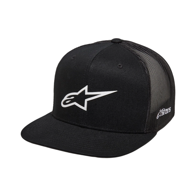 Cappello Alpinestars 3D Ageless Trucker, nero con logo Alpinestars bianco, visiera piatta, corona strutturata, retro in rete nera, abbigliamento sportivo casual ispirato al motorsport