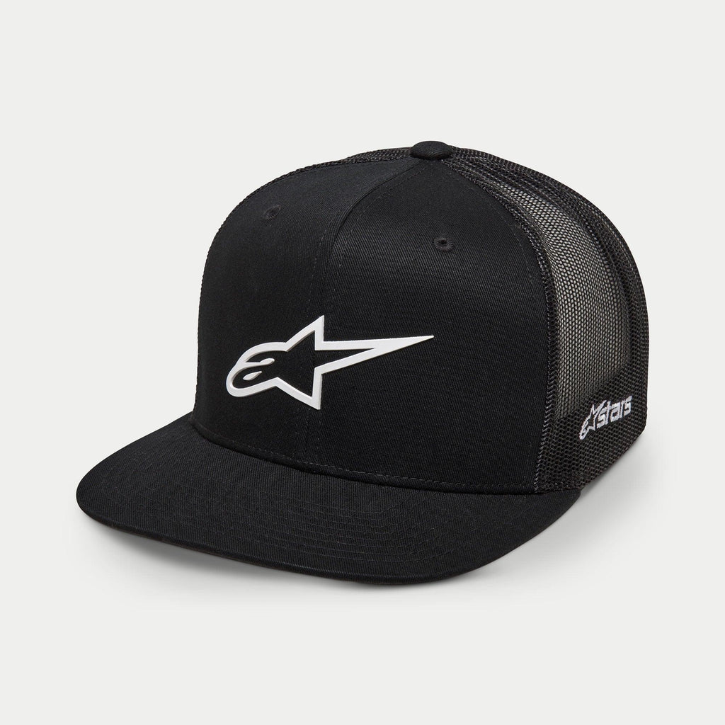 Alpinestars 3D Ageless Trucker Hat, nero e bianco, corona strutturata con visiera piatta, retro in rete di poliestere, con grande logo Ageless bianco ricamato in 3D sul davanti e marchio Astars laterale, cappellino casual lifestyle motorsport