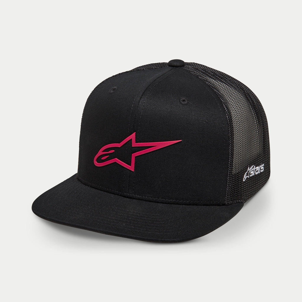 Cappello Alpinestars 3D Ageless Trucker, nero e rosso, con logo a stella rosso ricamato sul davanti, pannelli posteriori in rete nera, visiera piatta, ricamo laterale bianco, copricapo casual ispirato al motorsport