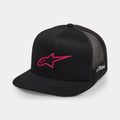 Cappello Alpinestars 3D Ageless Trucker, nero e rosso, con logo a stella rosso ricamato sul davanti, pannelli posteriori in rete nera, visiera piatta, ricamo laterale bianco, copricapo casual ispirato al motorsport