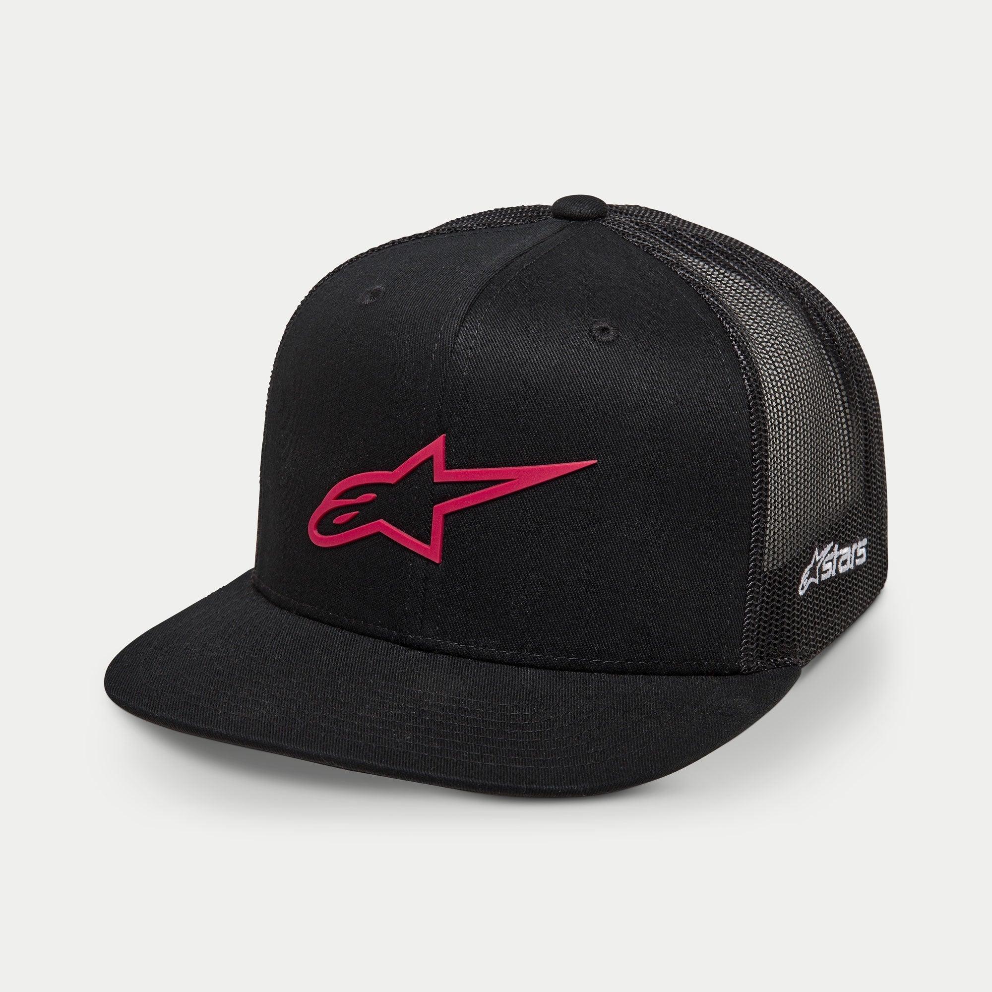 Cappello Alpinestars 3D Ageless Trucker, nero e rosso, con logo a stella rosso ricamato sul davanti, pannelli posteriori in rete nera, visiera piatta, ricamo laterale bianco, copricapo casual ispirato al motorsport