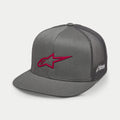 Cappello Alpinestars 3D Ageless Trucker, grigio con logo rosso, visiera piatta, corona strutturata, frontale in twill con retro in rete grigia, logo rosso ricamato in 3D, copricapo casual ispirato al motorsport
