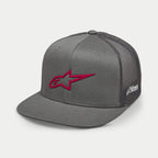 Cappello Alpinestars 3D Ageless Trucker, grigio con logo rosso, visiera piatta, corona strutturata, frontale in twill con retro in rete grigia, logo rosso ricamato in 3D, copricapo casual ispirato al motorsport