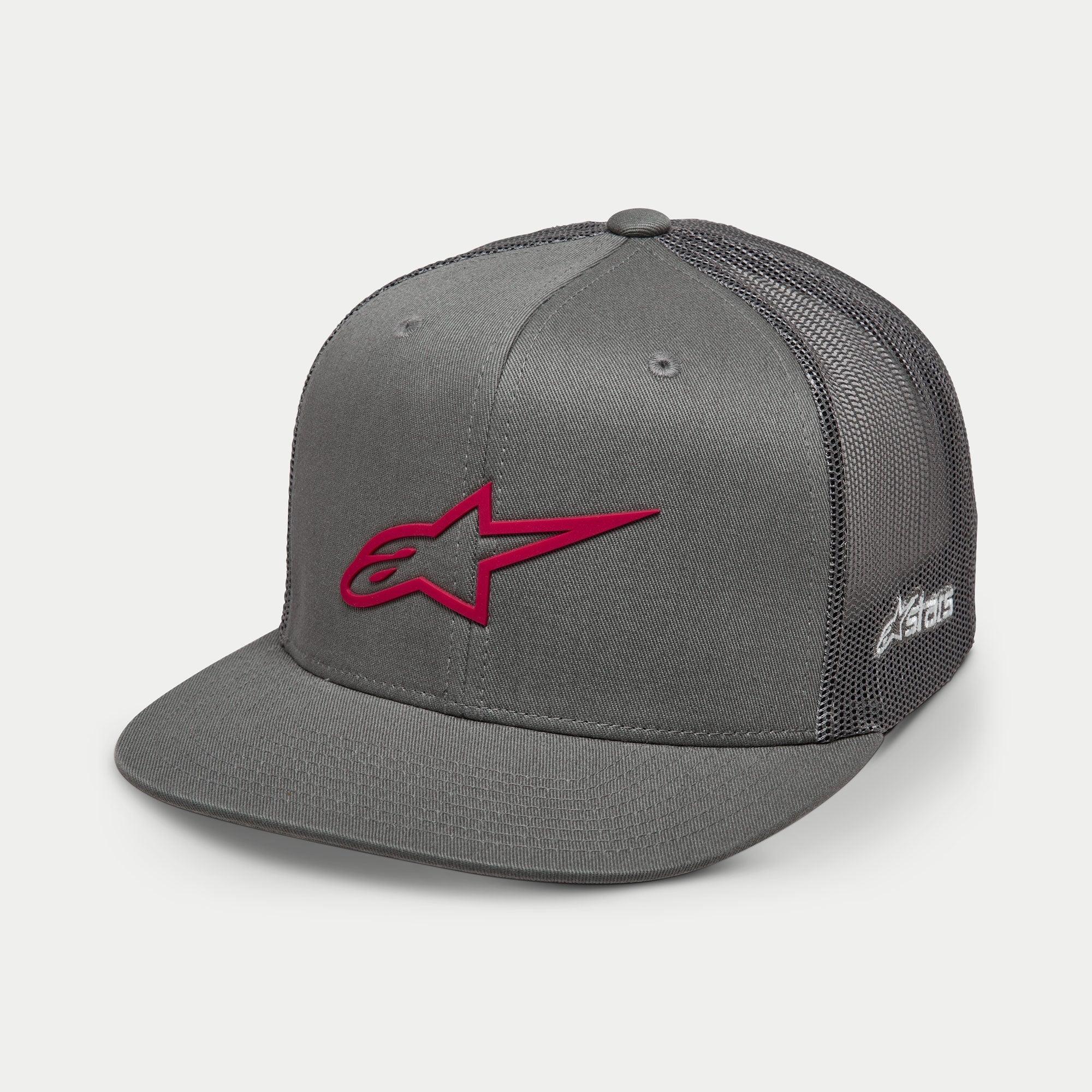 Cappello Alpinestars 3D Ageless Trucker, grigio con logo rosso, visiera piatta, corona strutturata, frontale in twill con retro in rete grigia, logo rosso ricamato in 3D, copricapo casual ispirato al motorsport