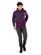 Alpinestars Perpetuate Hoodie, felpa con cappuccio, streetwear casual, pile viola mélange con inserti in tessuto viola scuro sulla tasca a marsupio e sulle maniche, logo nero sul petto, cappuccio con cordino, indossata da un modello con jeans grigio scuro e sneakers nere