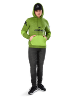 Alpinestars Perpetuate Hoodie, pile mélange verde lime con tasca a marsupio e pannelli sulle maniche in verde brillante a contrasto, grafica frontale 'astars' nera, abbinata a cappellino nero e jeans scuri, streetwear casual ispirato al motorsport
