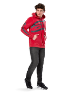 Alpinestars Unbound Hoodie, felpa in pile rossa tinta in capo, logo scuro extra large sul petto e scritta sulle maniche, tasca a marsupio, cappuccio con cordino, indossata da un modello con jeans grigio scuro e sneakers nere, streetwear casual ispirato al motorsport