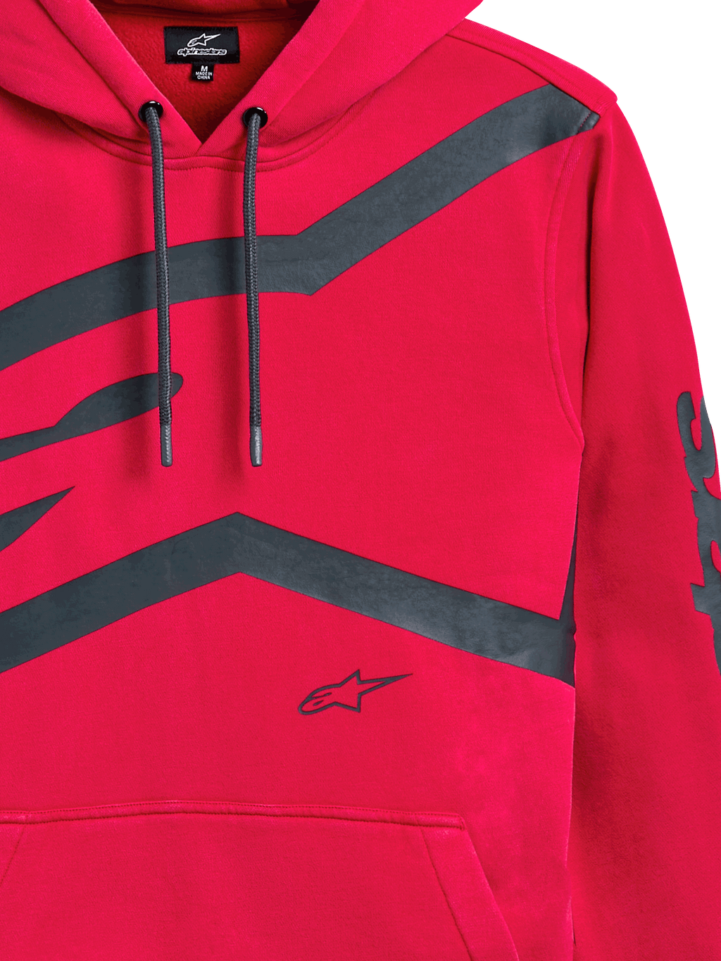 Felpa con cappuccio Alpinestars Unbound, rosso, primo piano del petto e della manica con grandi loghi grafici grigio scuro, cappuccio con cordini, tasca a marsupio, streetwear casual ispirato al motorsport