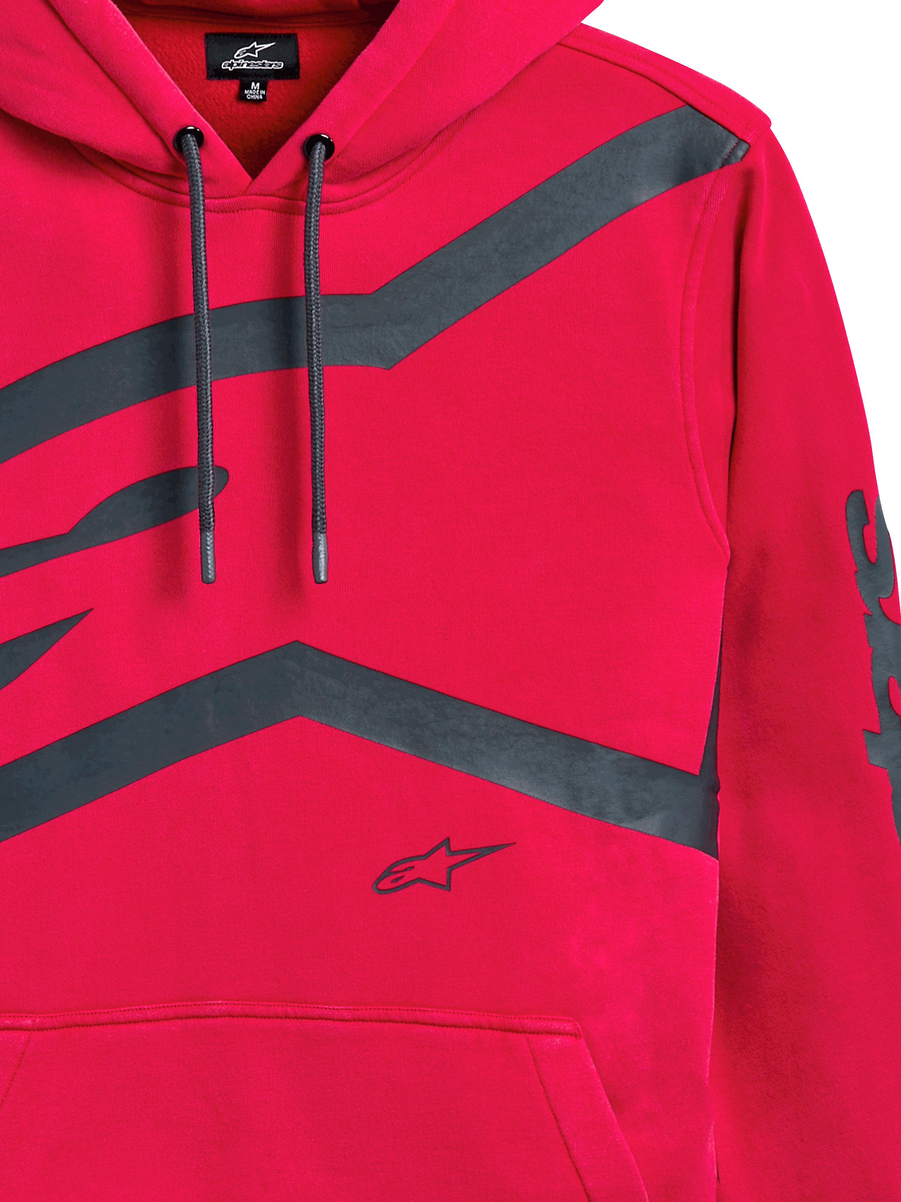 Felpa con cappuccio Alpinestars Unbound, rosso, primo piano del petto e della manica con grandi loghi grafici grigio scuro, cappuccio con cordini, tasca a marsupio, streetwear casual ispirato al motorsport