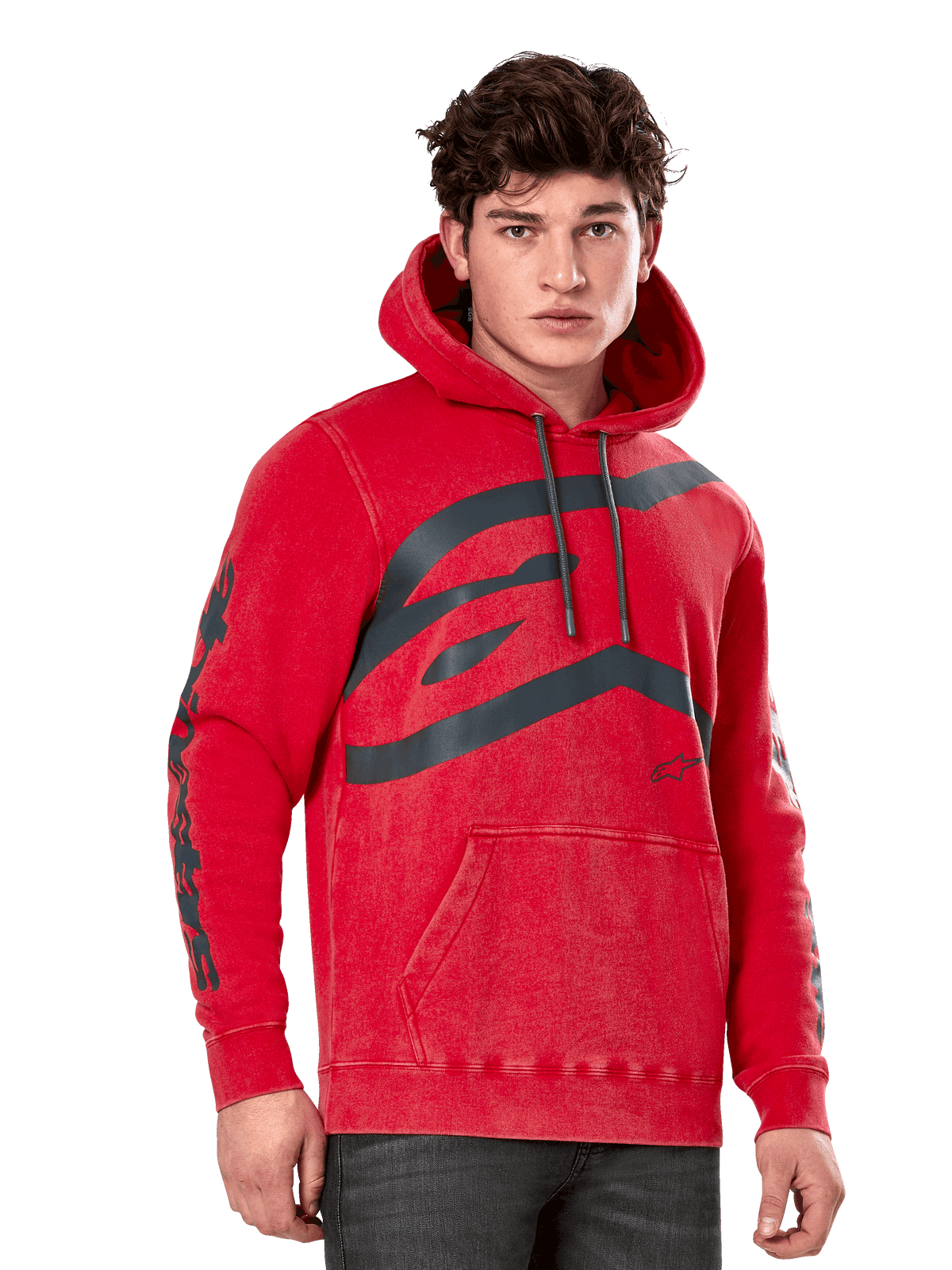 Alpinestars Unbound Hoodie, felpa in pile con cappuccio, rosso tinto in capo, grande logo grigio sul petto, scritta Alpinestars sulle maniche, tasca a marsupio anteriore e cappuccio con cordino, streetwear casual ispirato al motorsport