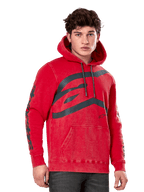 Alpinestars Unbound Hoodie, felpa in pile con cappuccio, rosso tinto in capo, grande logo grigio sul petto, scritta Alpinestars sulle maniche, tasca a marsupio anteriore e cappuccio con cordino, streetwear casual ispirato al motorsport