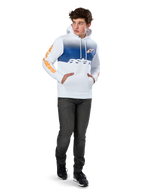 Alpinestars Specter Hoodie, felpa in pile bianca con stampa sfumata blu, logo frontale HD arancione e scritte sulle maniche, con tasca a marsupio e cappuccio con cordino, indossata con jeans scuri per un look casual ispirato al motorsport