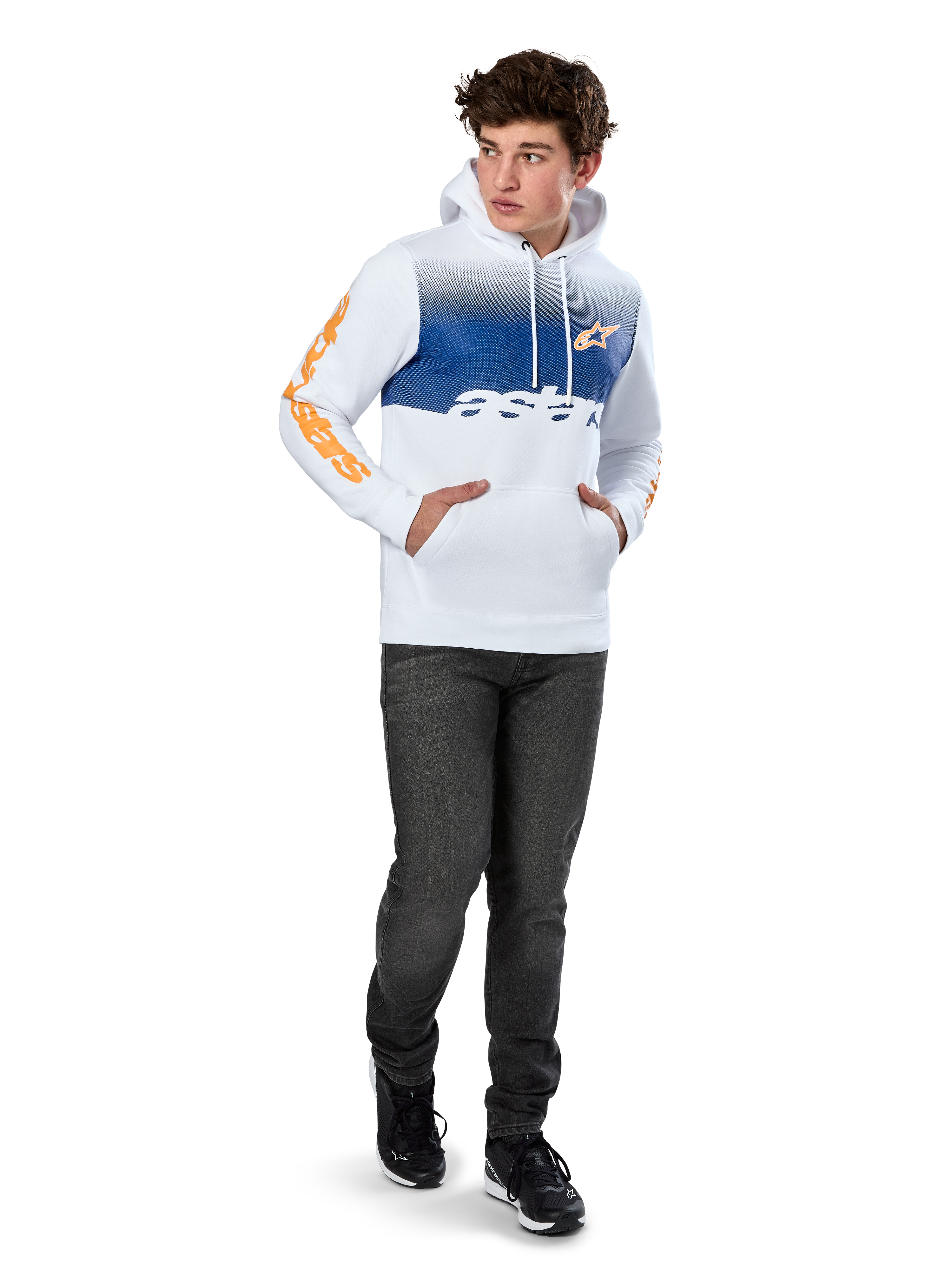 Alpinestars Specter Hoodie, felpa in pile bianca con stampa sfumata blu, logo frontale HD arancione e scritte sulle maniche, con tasca a marsupio e cappuccio con cordino, indossata con jeans scuri per un look casual ispirato al motorsport