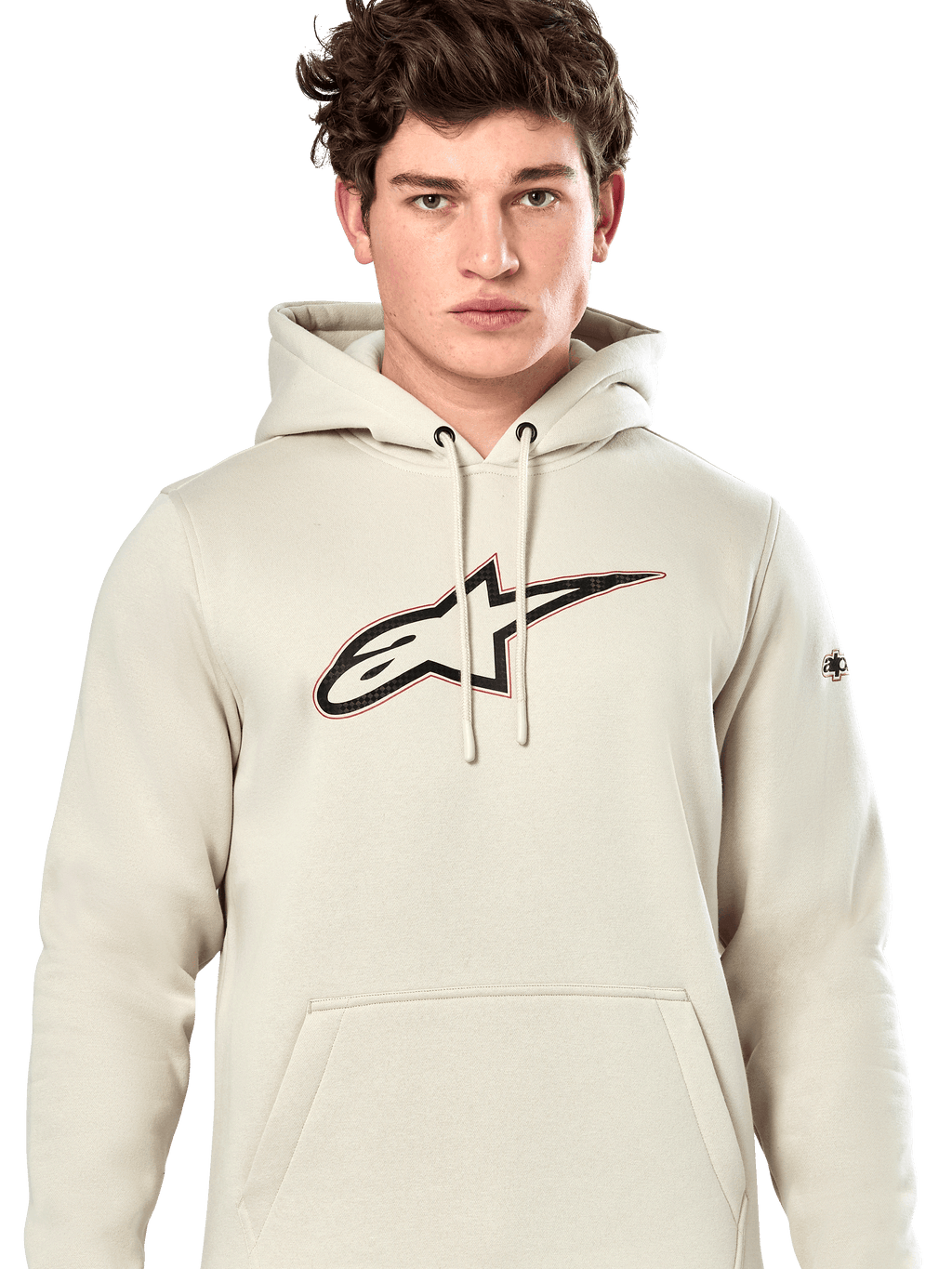 Alpinestars Insignia Hoodie, felpa pullover casual, Off White con logo sul petto effetto fibra di carbonio, dettaglio con bordo rosso, cappuccio con coulisse e tasca a marsupio, indossata da un modello, design ispirato al motorsport